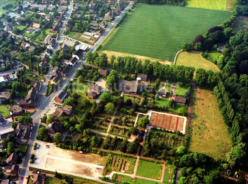 Krefeld von oben - Grabreihen auf dem Gelände des Friedhofes Traar und die Kirche Sankt Josef im Ortsteil Traar in Krefeld im Bundesland Nordrhein-Westfalen