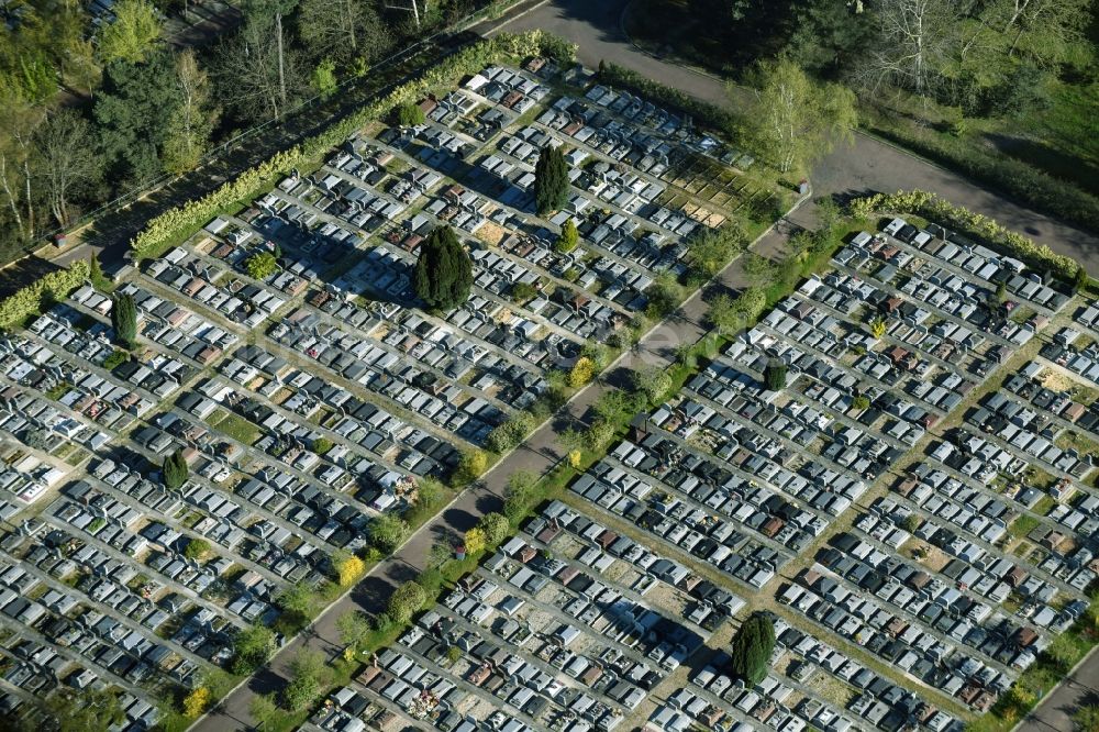 Luftaufnahme Versailles - Grabreihen auf dem Gelände des Friedhofes in Versailles in Ile-de-France, Frankreich