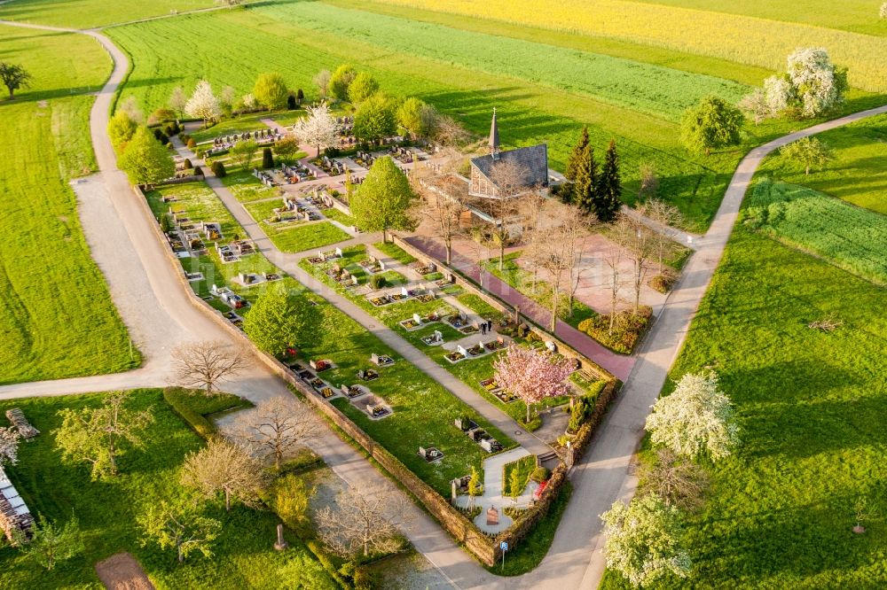 Luftaufnahme Völkersbach - Grabreihen auf dem Gelände des Friedhofes in Völkersbach im Bundesland Baden-Württemberg, Deutschland