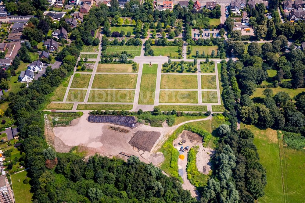 Luftaufnahme Bottrop - Grabreihen auf dem Gelände des Friedhofes Westfriedhof in Bottrop im Bundesland Nordrhein-Westfalen