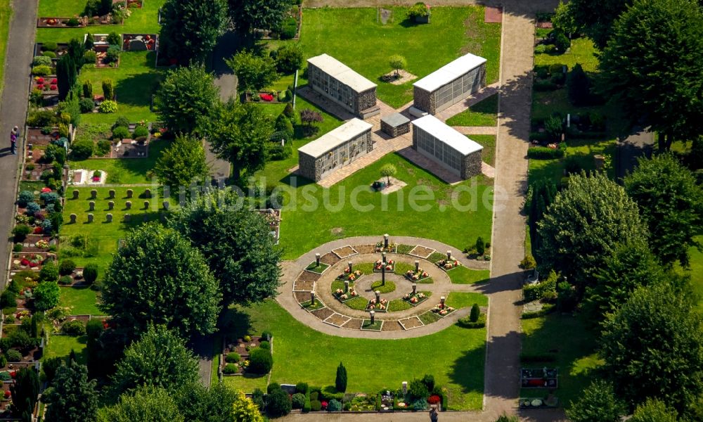 Witten von oben - Grabreihen auf dem Gelände des Friedhofes in Witten im Bundesland Nordrhein-Westfalen