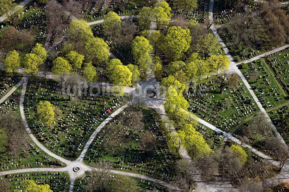 München aus der Vogelperspektive: Grabreihen auf dem Gelände des Ostfriedhofes im Stadtteil Obergiesing-Fasangarten in München im Bundesland Bayern, Deutschland