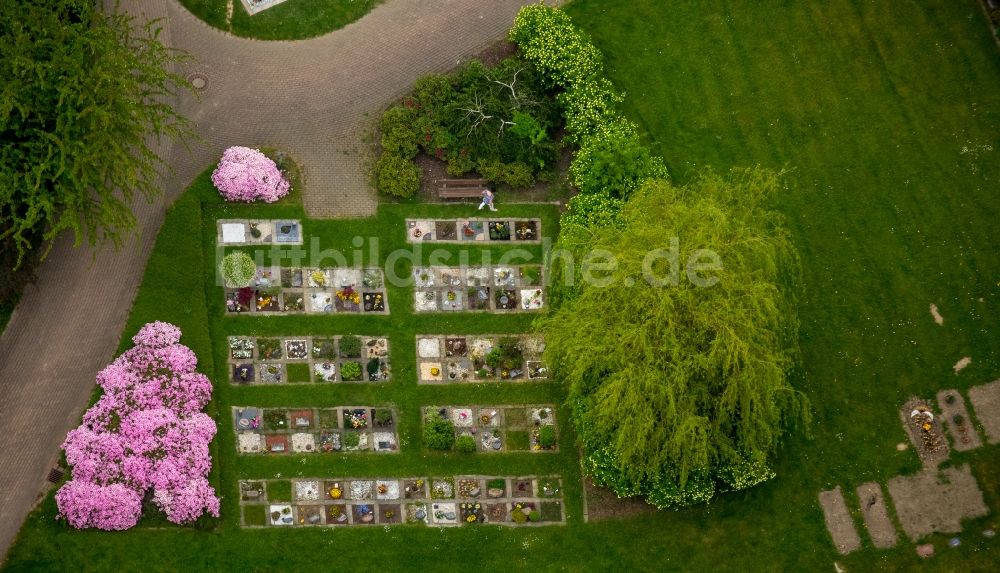 Gevelsberg aus der Vogelperspektive: Grabreihen auf dem Gelände des Zentraler kommunalen Friedhofes in Gevelsberg im Bundesland Nordrhein-Westfalen