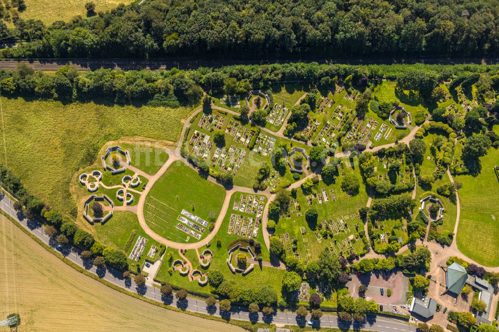 Gevelsberg aus der Vogelperspektive: Grabreihen auf dem Gelände des Zentraler kommunalen Friedhofes in Gevelsberg im Bundesland Nordrhein-Westfalen