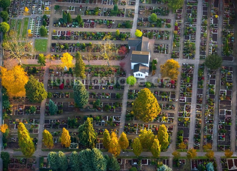 Luftaufnahme Essen - Grabreihen auf dem herbstlichen Gelände des Friedhofes der Evangelischen Kirchengemeinde Kettwig in Essen im Bundesland Nordrhein-Westfalen