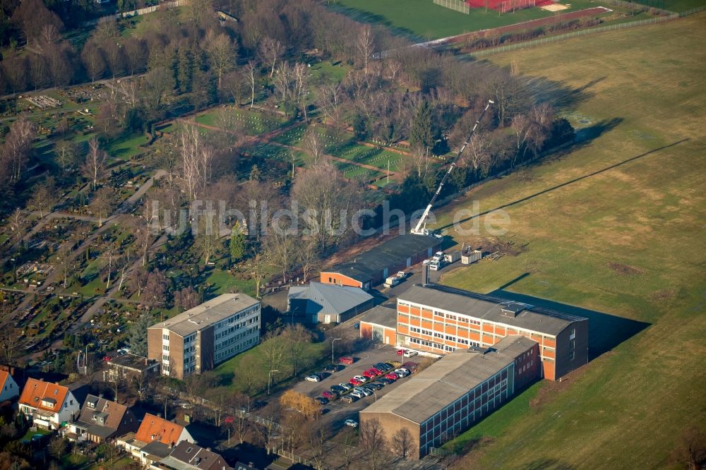 Luftbild Hamm - Grabreihen und Kriegsgräberstätten auf dem Gelände des Südenfriedhofes sowie das Fitnessstudio AI Fitness AM Hülsenbusch in Hamm im Bundesland Nordrhein-Westfalen