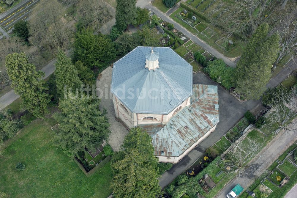 Baden-Baden von oben - Grabreihen an der Trauerhalle auf dem Gelände des Friedhofes in Baden-Baden im Bundesland Baden-Württemberg