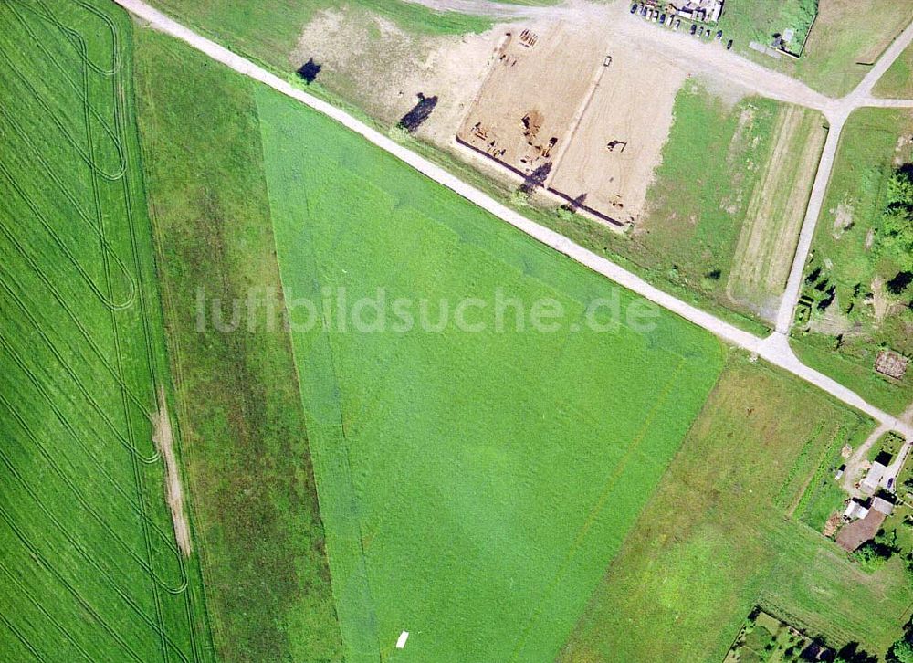 Luftaufnahme Strausberg / BRB - 90-Grad-Sicht auf Bereiche des Flugplatzes Strausberg in Strausberg / Brandenburg.