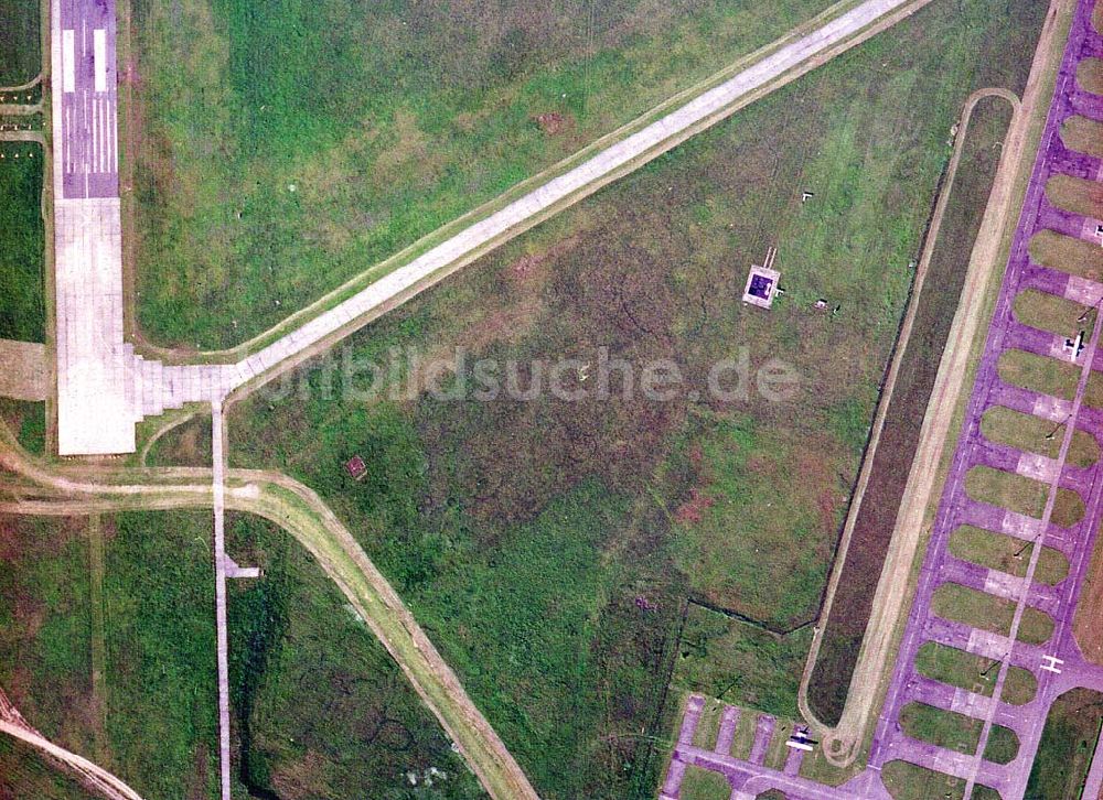 Strausberg / BRB von oben - 90-Grad-Sicht auf Bereiche des Flugplatzes Strausberg in Strausberg / Brandenburg.