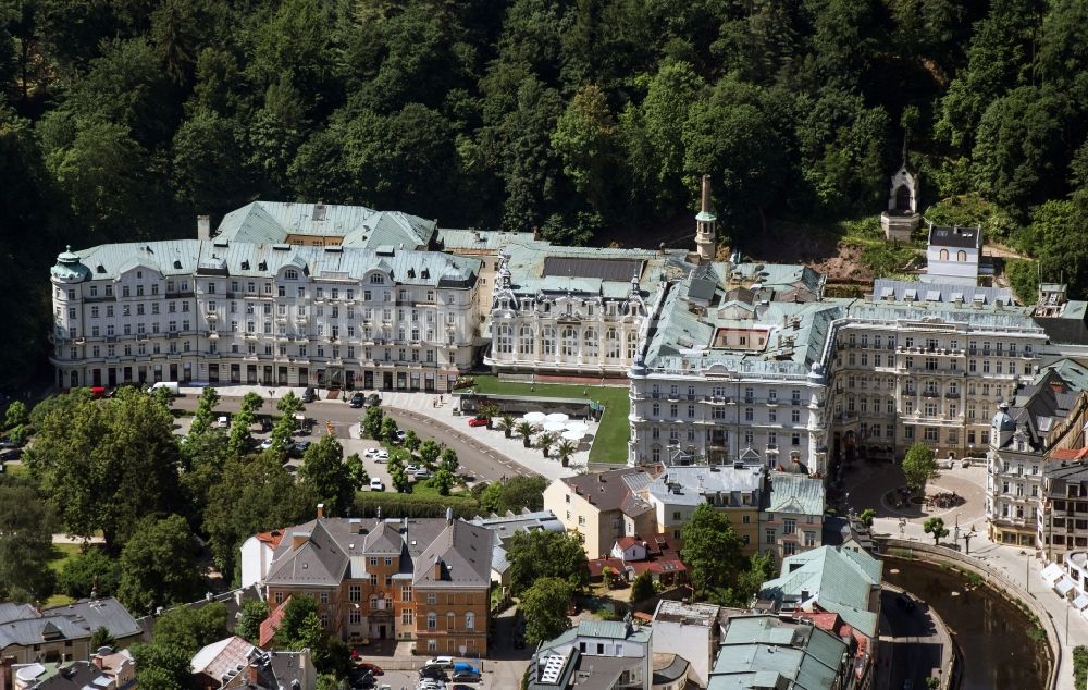 Karlsbad von oben - Grandhotel Pupp in der Altstadt von Karlsbad ( Karlovy Vary ) in Tschechien