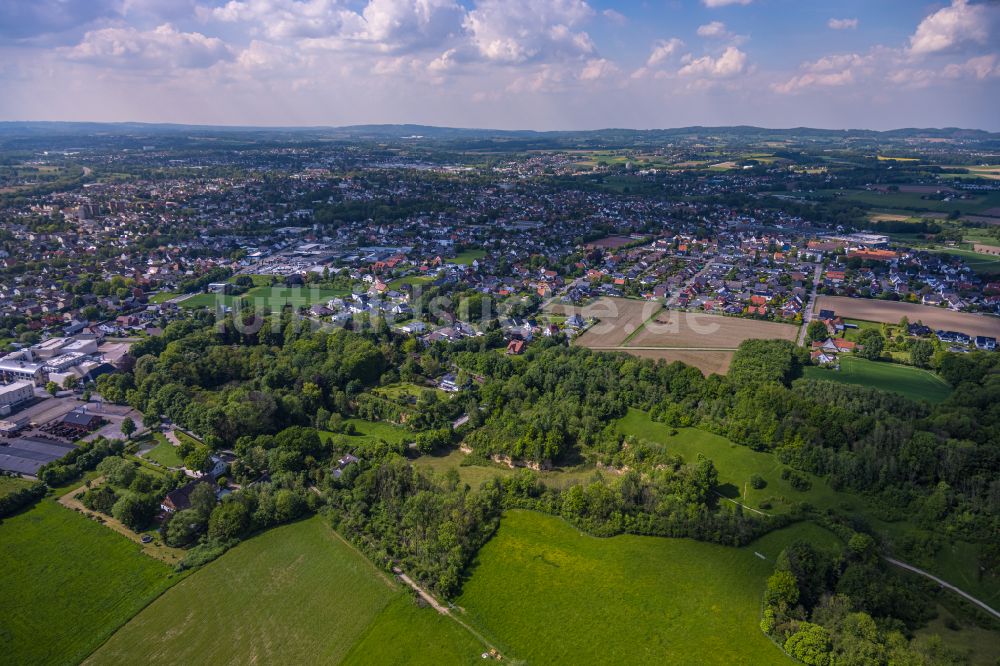 Luftaufnahme Hiddenhausen - Grasflachen- Strukturen einer Feld- Landschaft Bustedter Wiesen in Hiddenhausen im Bundesland Nordrhein-Westfalen, Deutschland