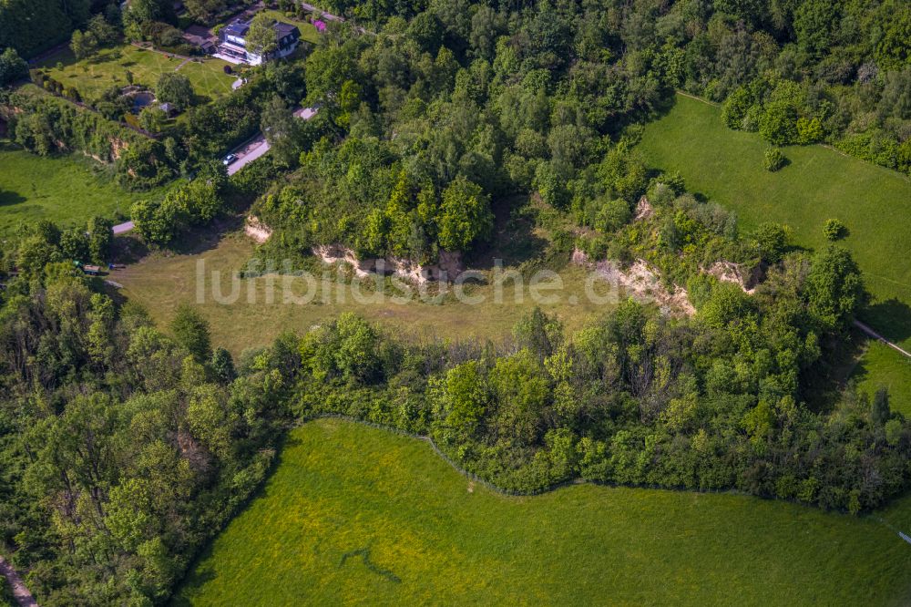 Hiddenhausen aus der Vogelperspektive: Grasflachen- Strukturen einer Feld- Landschaft Bustedter Wiesen in Hiddenhausen im Bundesland Nordrhein-Westfalen, Deutschland