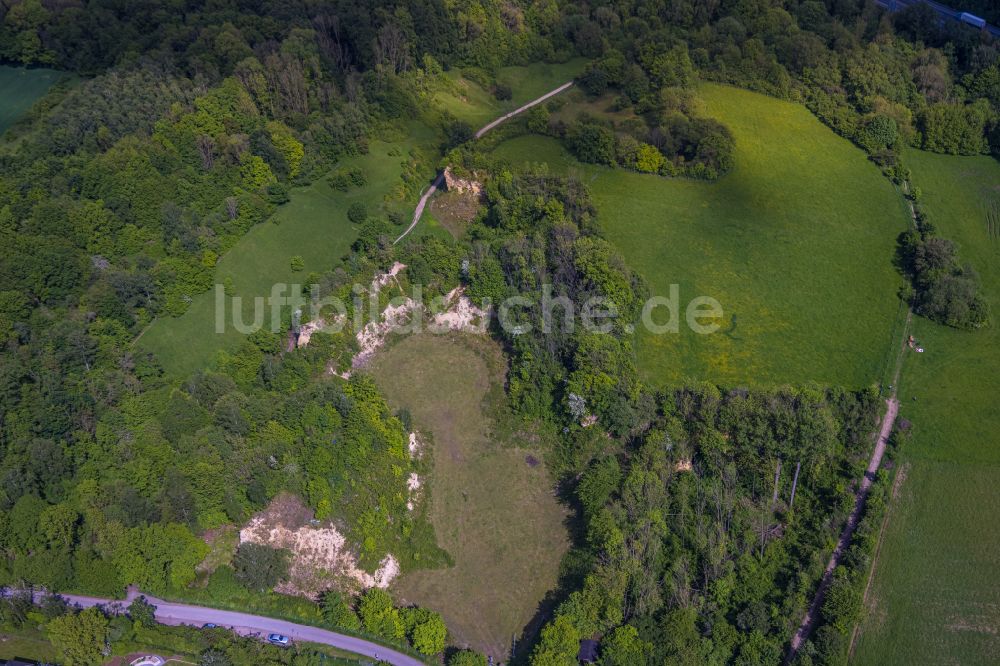 Luftaufnahme Hiddenhausen - Grasflachen- Strukturen einer Feld- Landschaft Bustedter Wiesen in Hiddenhausen im Bundesland Nordrhein-Westfalen, Deutschland