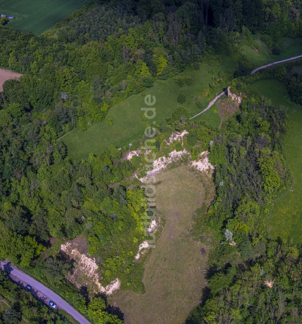 Hiddenhausen von oben - Grasflachen- Strukturen einer Feld- Landschaft Bustedter Wiesen in Hiddenhausen im Bundesland Nordrhein-Westfalen, Deutschland