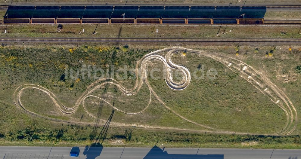 Luftaufnahme Duisburg - Grasflächen- Strukturen mit Fahrspuren auf einer Wiese an der Schlickstraße in Duisburg im Bundesland Nordrhein-Westfalen, Deutschland