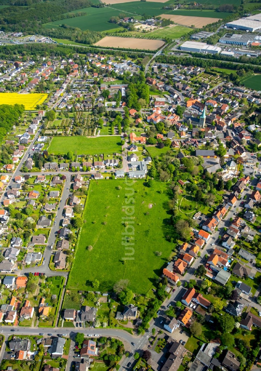 Rhynern aus der Vogelperspektive: Grasflächen- Strukturen einer Feld- Landschaft an der Alten Salzstraße in Rhynern im Bundesland Nordrhein-Westfalen