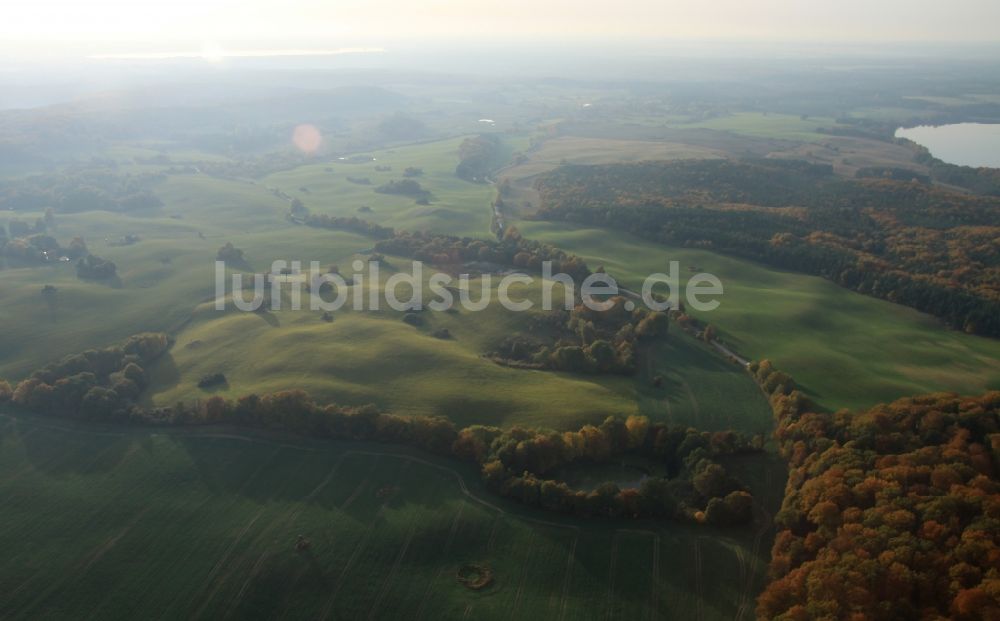 Altkünkendorf von oben - Grasflächen- Strukturen einer Feld- Landschaft in Altkünkendorf im Bundesland Brandenburg