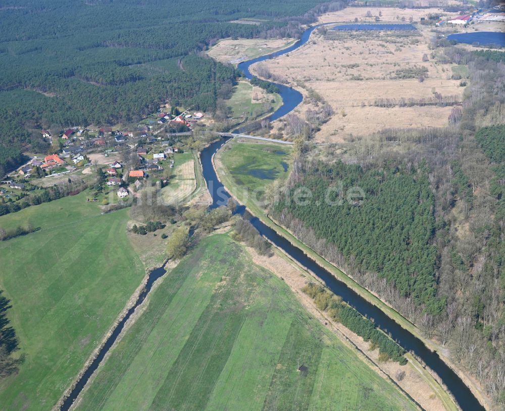 Luftaufnahme Blievenstorf - Grasflächen- Strukturen einer Feld- Landschaft und Dükeranlagen Wabeler Bach - Alte Elde in Blievenstorf im Bundesland Mecklenburg-Vorpommern, Deutschland