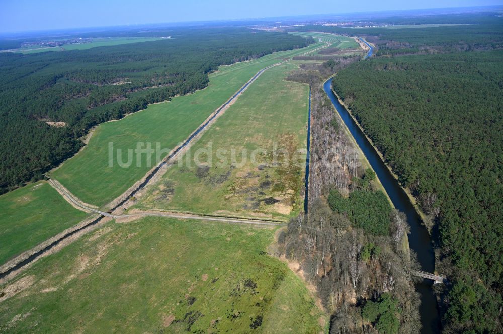 Blievenstorf von oben - Grasflächen- Strukturen einer Feld- Landschaft und Dükeranlagen Wabeler Bach - Alte Elde in Blievenstorf im Bundesland Mecklenburg-Vorpommern, Deutschland