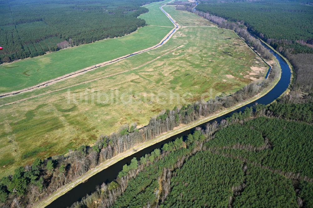 Luftbild Blievenstorf - Grasflächen- Strukturen einer Feld- Landschaft und Dükeranlagen Wabeler Bach - Alte Elde in Blievenstorf im Bundesland Mecklenburg-Vorpommern, Deutschland