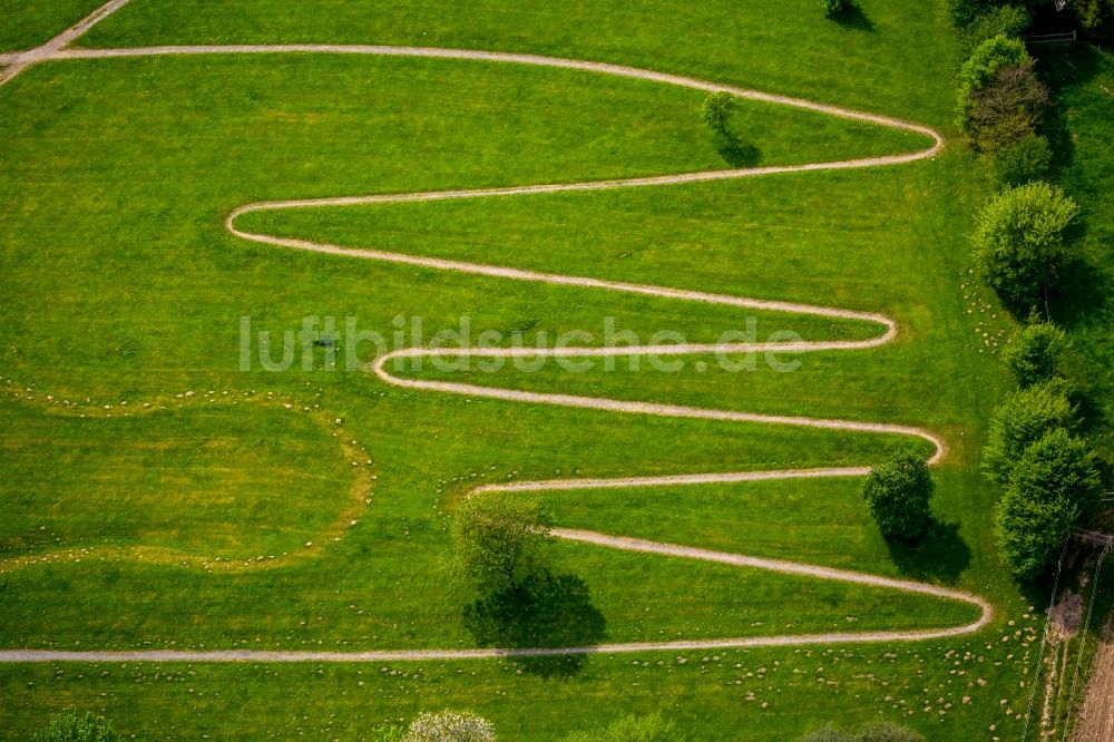 Ennepetal von oben - Grasflächen- Strukturen einer Feld- Landschaft in Ennepetal im Bundesland Nordrhein-Westfalen