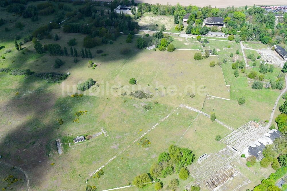 Luftaufnahme Jüterbog - Grasflächen- Strukturen einer Feld- Landschaft auf dem Gelände der ehemaligen Kaserne Jüterboger Damm-Kaserne in Jüterbog im Bundesland Brandenburg, Deutschland