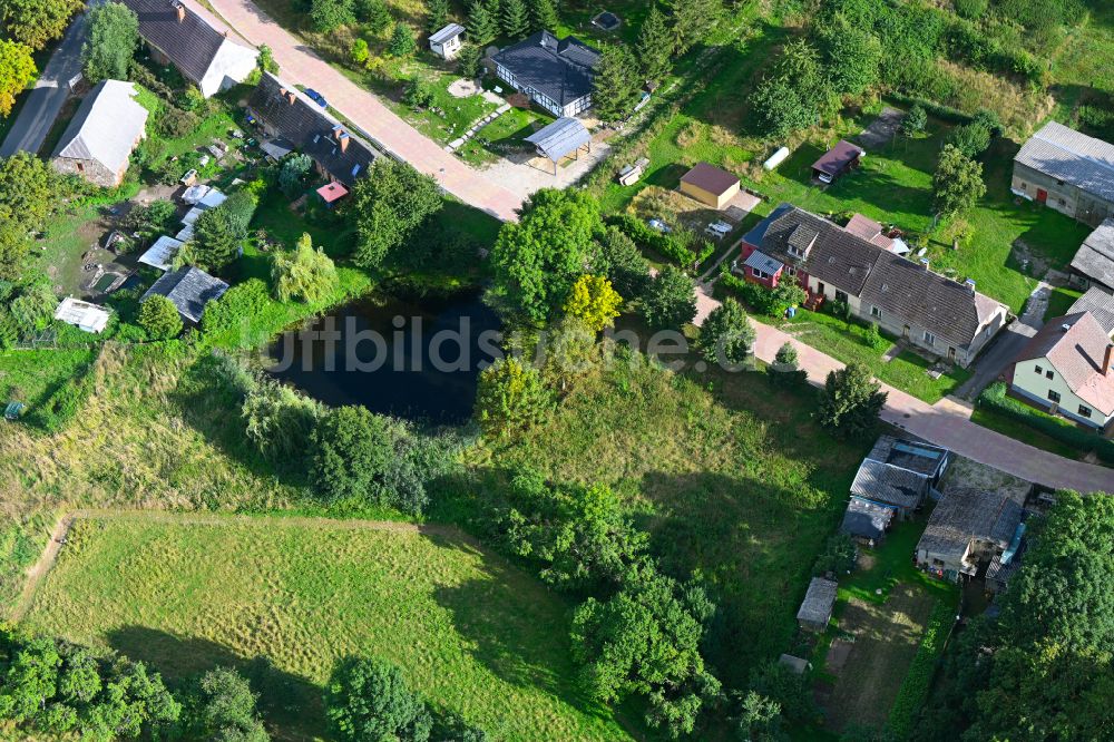 Luftaufnahme Groß Daberkow - Grasflächen- Strukturen einer Feld- Landschaft in Groß Daberkow im Bundesland Mecklenburg-Vorpommern, Deutschland