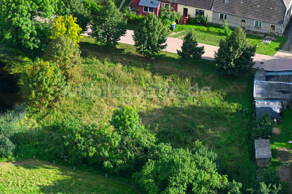 Groß Daberkow aus der Vogelperspektive: Grasflächen- Strukturen einer Feld- Landschaft in Groß Daberkow im Bundesland Mecklenburg-Vorpommern, Deutschland