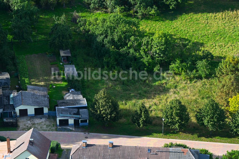 Groß Daberkow aus der Vogelperspektive: Grasflächen- Strukturen einer Feld- Landschaft in Groß Daberkow im Bundesland Mecklenburg-Vorpommern, Deutschland