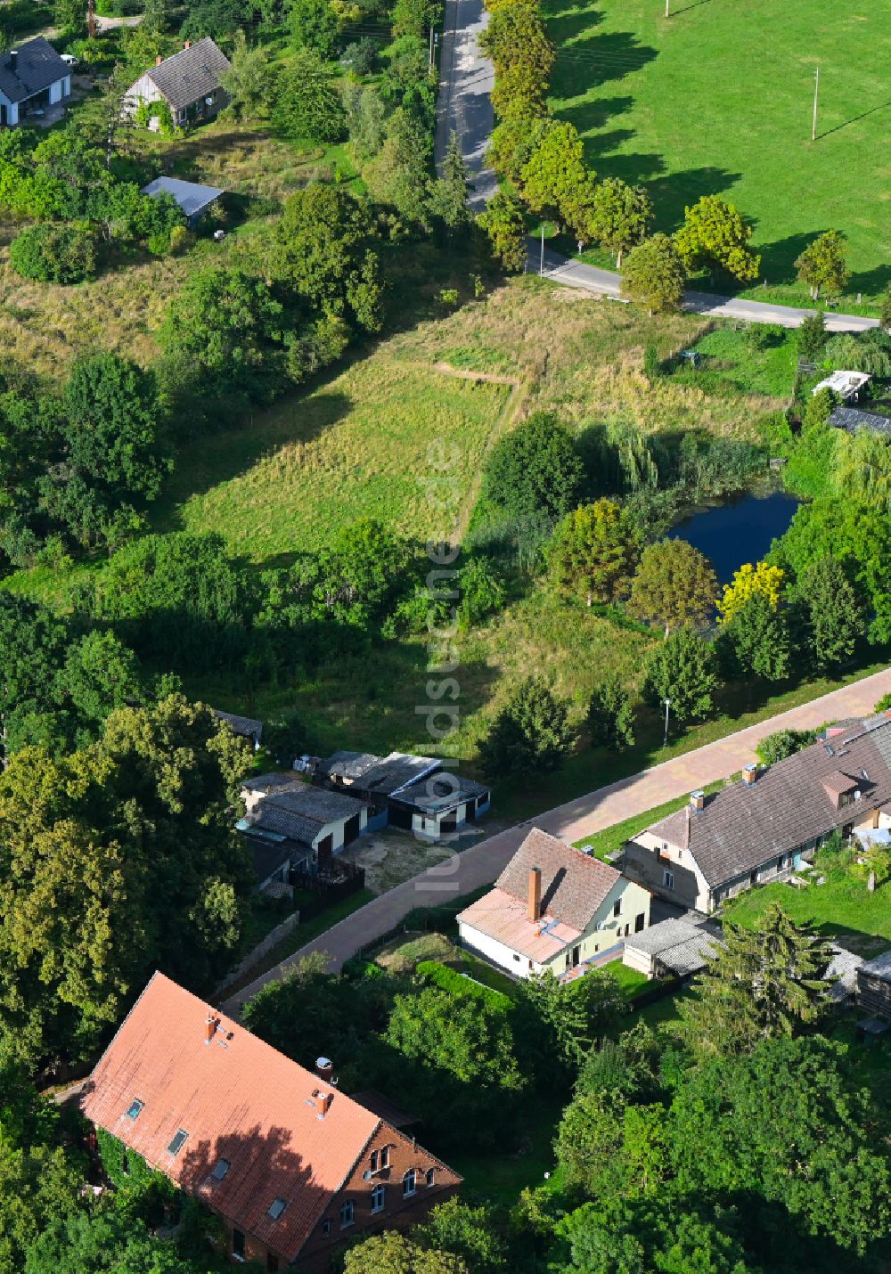 Luftaufnahme Groß Daberkow - Grasflächen- Strukturen einer Feld- Landschaft in Groß Daberkow im Bundesland Mecklenburg-Vorpommern, Deutschland