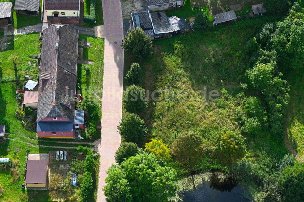 Groß Daberkow von oben - Grasflächen- Strukturen einer Feld- Landschaft in Groß Daberkow im Bundesland Mecklenburg-Vorpommern, Deutschland