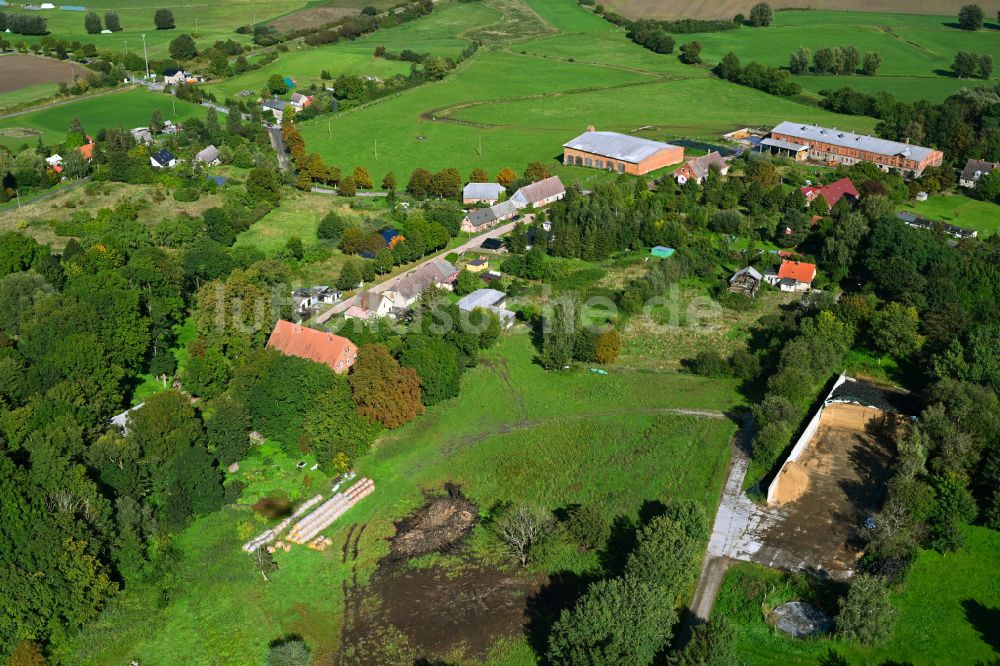 Groß Daberkow von oben - Grasflächen- Strukturen einer Feld- Landschaft in Groß Daberkow im Bundesland Mecklenburg-Vorpommern, Deutschland