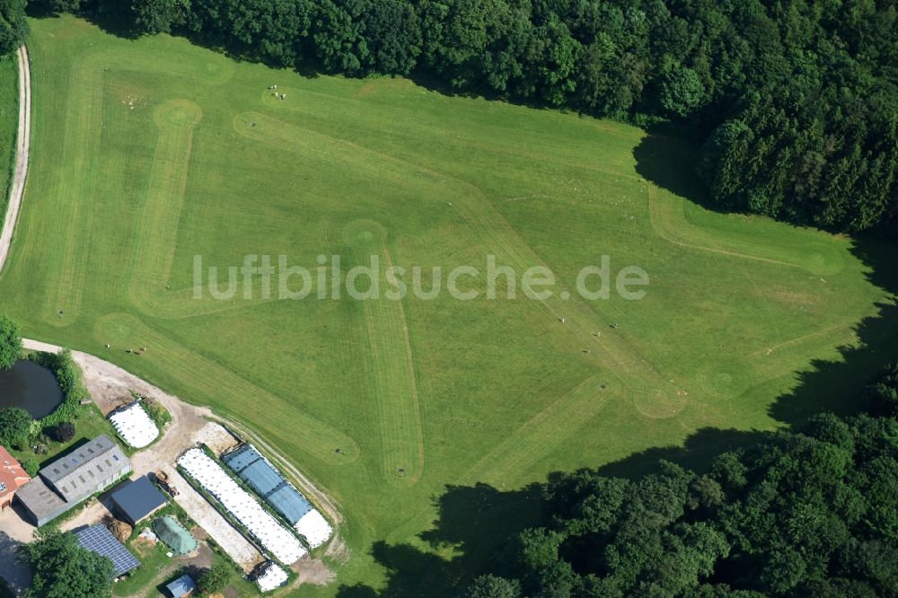 Luftaufnahme Itzehoe - Grasflächen- Strukturen einer Feld- Landschaft in Itzehoe im Bundesland Schleswig-Holstein