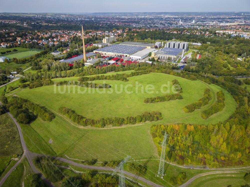 Dresden aus der Vogelperspektive: Grasflächen- Strukturen einer Feld- Landschaft Kaitzer Höhe in Dresden im Bundesland Sachsen, Deutschland