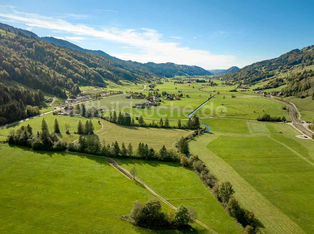 Luftaufnahme Konstanzer - Grasflächen- Strukturen einer Feld- Landschaft in Konstanzer im Bundesland Bayern, Deutschland