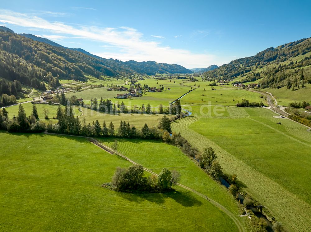 Konstanzer von oben - Grasflächen- Strukturen einer Feld- Landschaft in Konstanzer im Bundesland Bayern, Deutschland