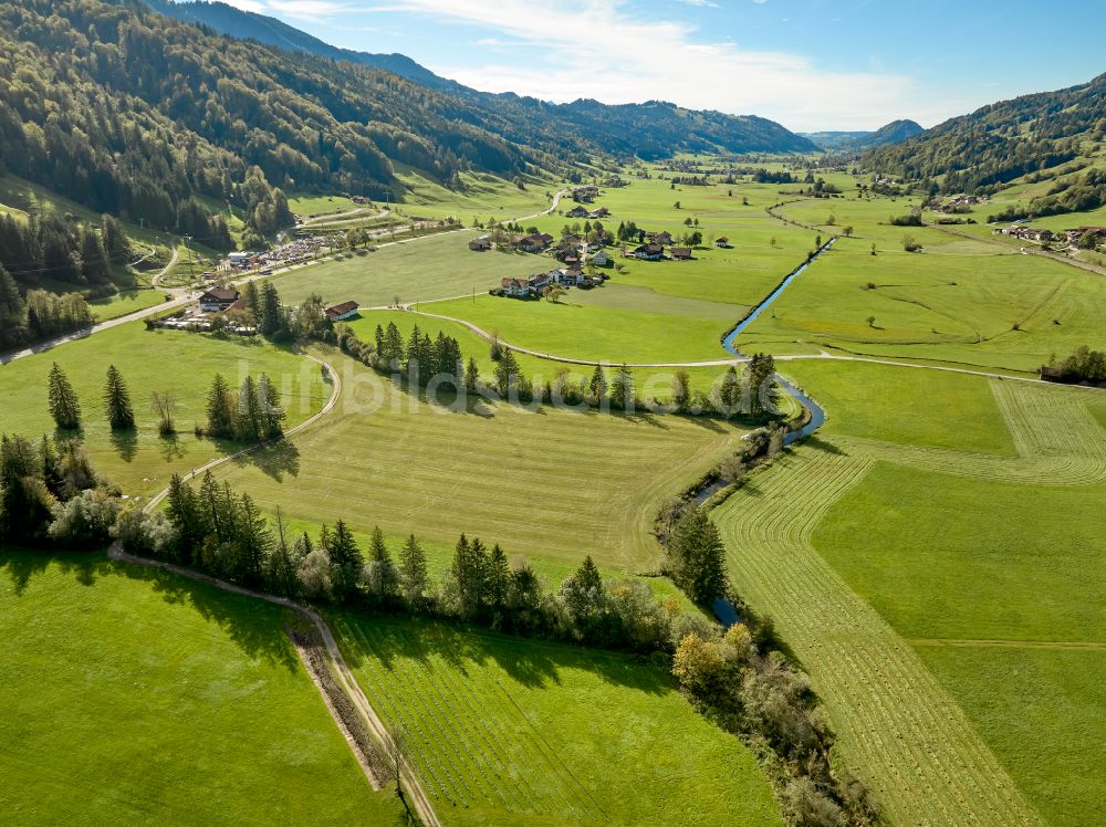 Konstanzer aus der Vogelperspektive: Grasflächen- Strukturen einer Feld- Landschaft in Konstanzer im Bundesland Bayern, Deutschland