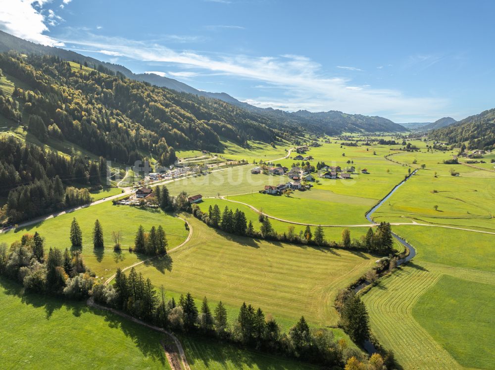 Luftbild Oberstaufen - Grasflächen- Strukturen einer Feld- Landschaft Konstanzer Tal in Oberstaufen im Bundesland Bayern, Deutschland