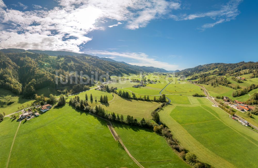 Luftaufnahme Oberstaufen - Grasflächen- Strukturen einer Feld- Landschaft Konstanzer Tal in Oberstaufen im Bundesland Bayern, Deutschland