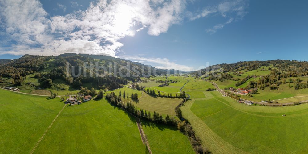 Oberstaufen von oben - Grasflächen- Strukturen einer Feld- Landschaft Konstanzer Tal in Oberstaufen im Bundesland Bayern, Deutschland