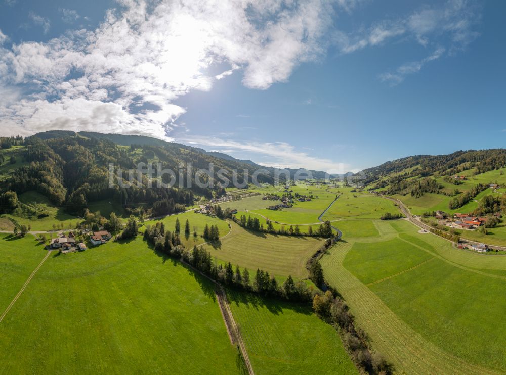 Oberstaufen aus der Vogelperspektive: Grasflächen- Strukturen einer Feld- Landschaft Konstanzer Tal in Oberstaufen im Bundesland Bayern, Deutschland