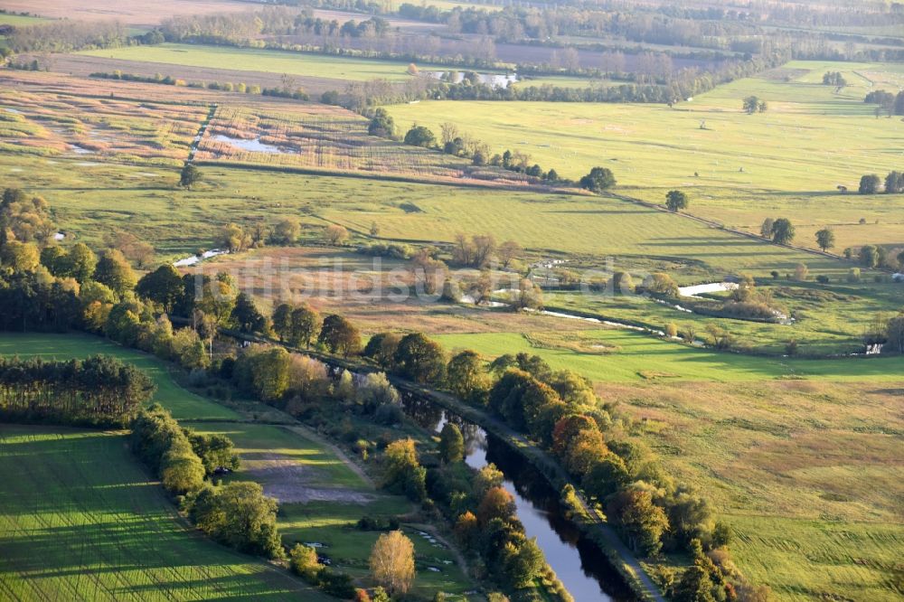 Krewelin aus der Vogelperspektive: Grasflächen- Strukturen einer Feld- Landschaft in Krewelin im Bundesland Brandenburg, Deutschland