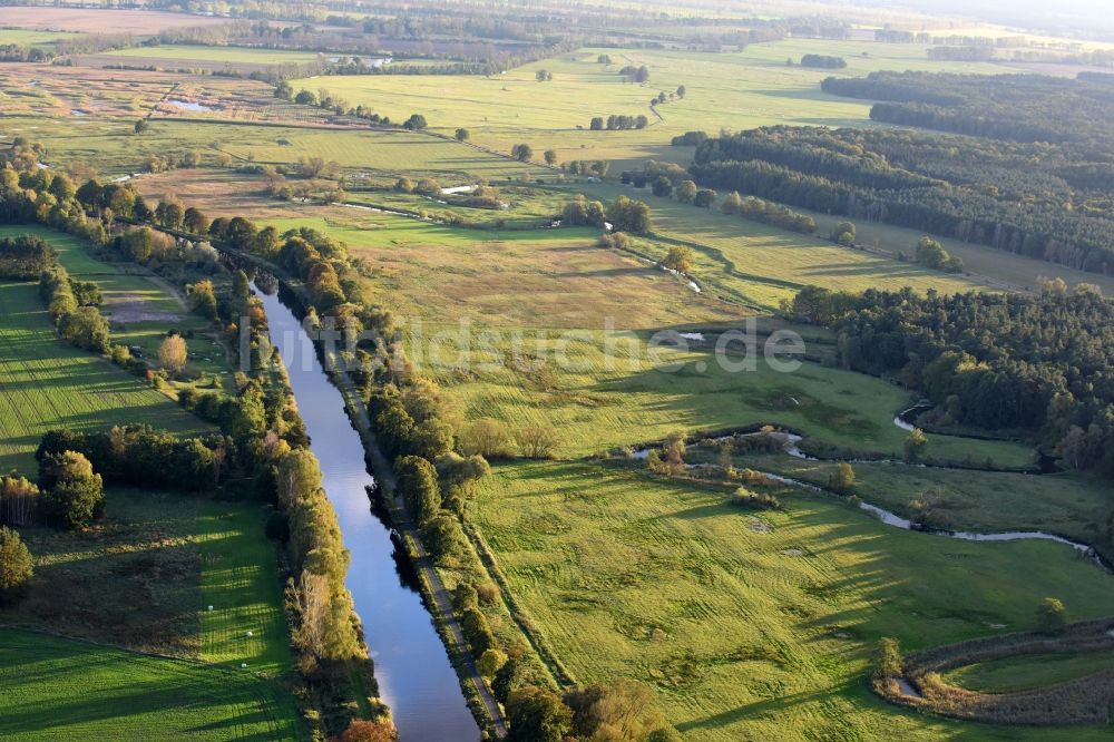 Luftbild Krewelin - Grasflächen- Strukturen einer Feld- Landschaft in Krewelin im Bundesland Brandenburg, Deutschland