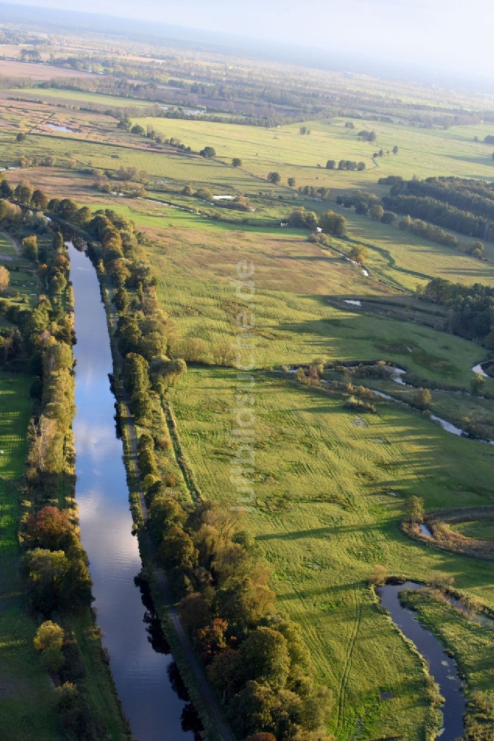 Luftaufnahme Krewelin - Grasflächen- Strukturen einer Feld- Landschaft in Krewelin im Bundesland Brandenburg, Deutschland