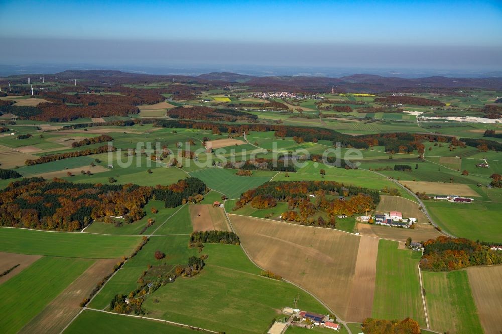 Laichingen aus der Vogelperspektive: Grasflächen- Strukturen einer Feld- Landschaft in Laichingen im Bundesland Baden-Württemberg, Deutschland