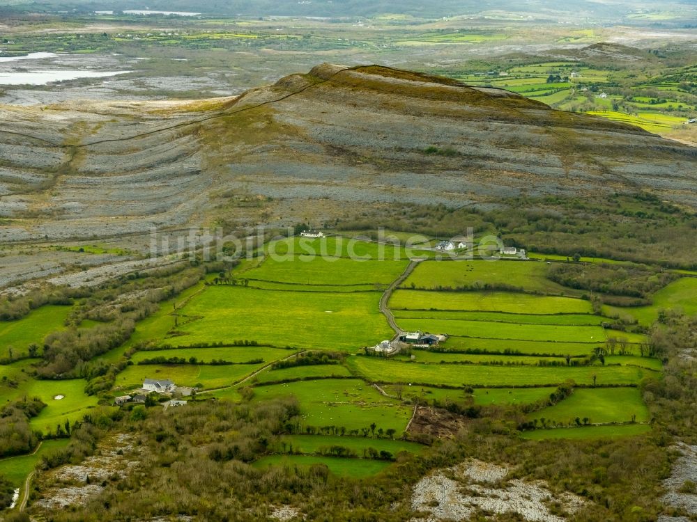 Mullaghmore Burren County von oben - Grasflächen- Strukturen einer Feld- Landschaft in Mullaghmore Burren County in Clare, Irland