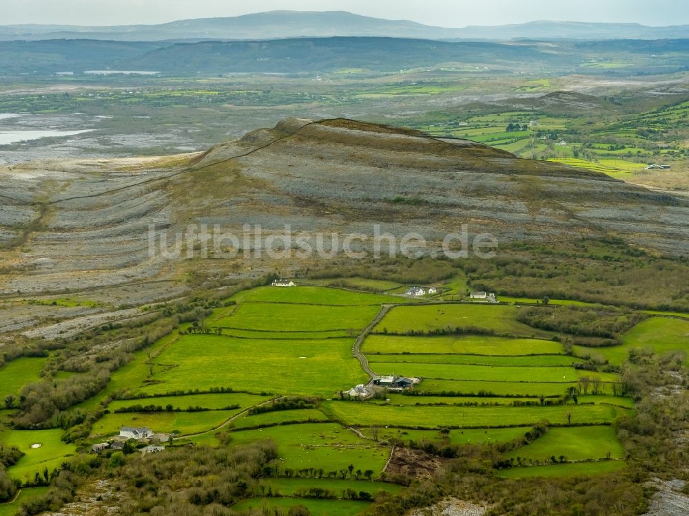 Mullaghmore Burren County aus der Vogelperspektive: Grasflächen- Strukturen einer Feld- Landschaft in Mullaghmore Burren County in Clare, Irland