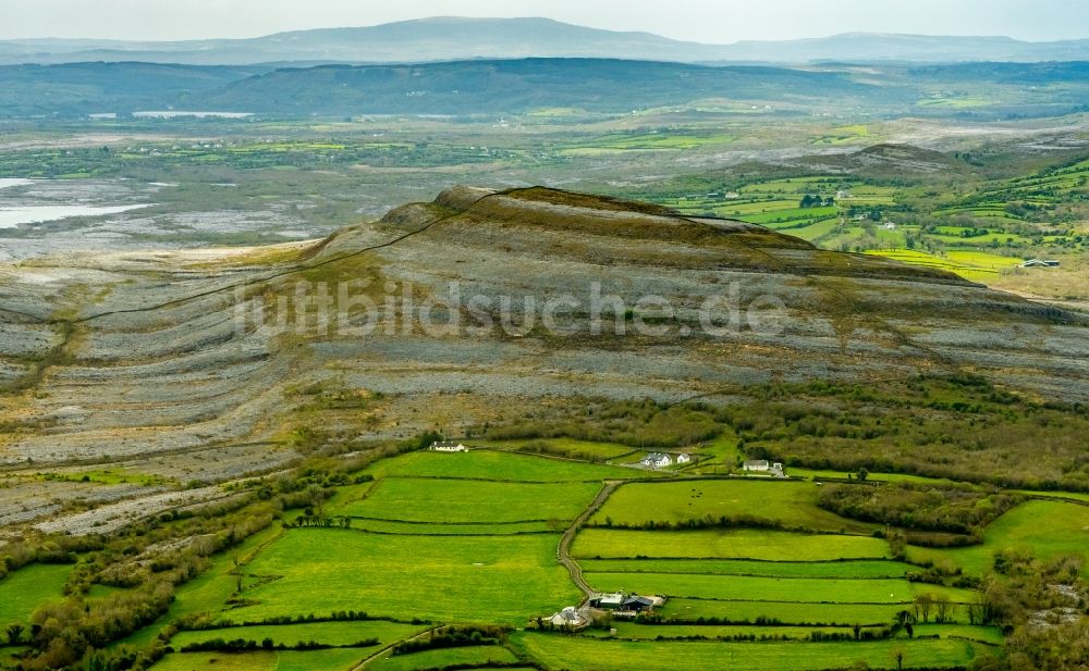 Luftbild Mullaghmore Burren County - Grasflächen- Strukturen einer Feld- Landschaft in Mullaghmore Burren County in Clare, Irland