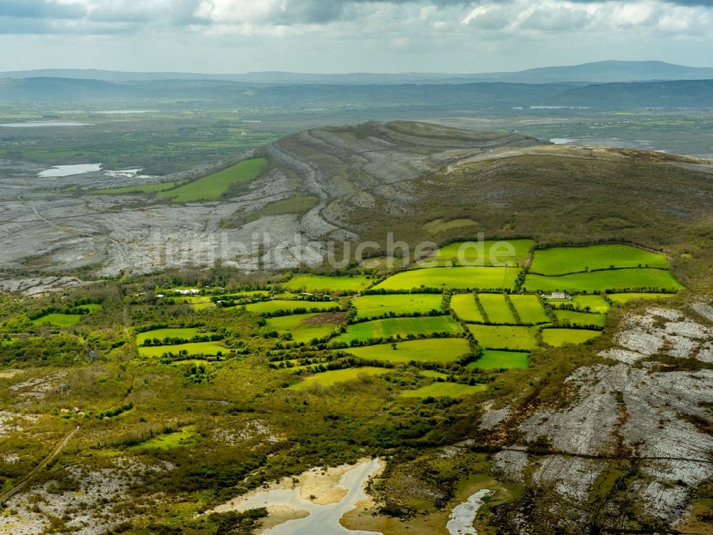 Mullaghmore Burren County von oben - Grasflächen- Strukturen einer Feld- Landschaft in Mullaghmore Burren County in Clare, Irland