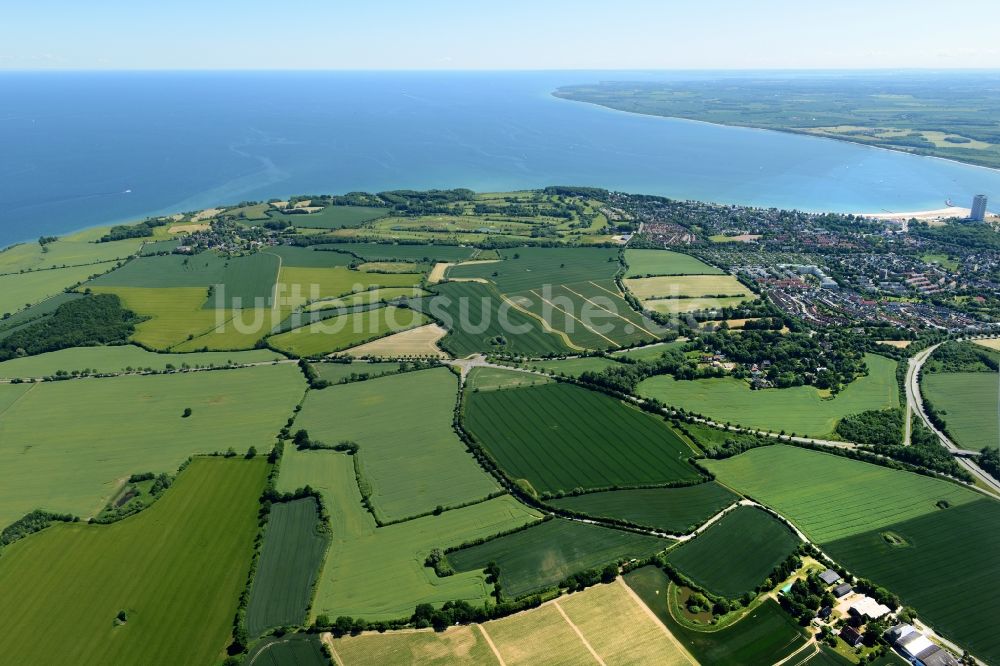 Luftaufnahme Lübeck - Grasflächen- Strukturen einer Feld- Landschaft an der Ostsee in Lübeck im Bundesland Schleswig-Holstein